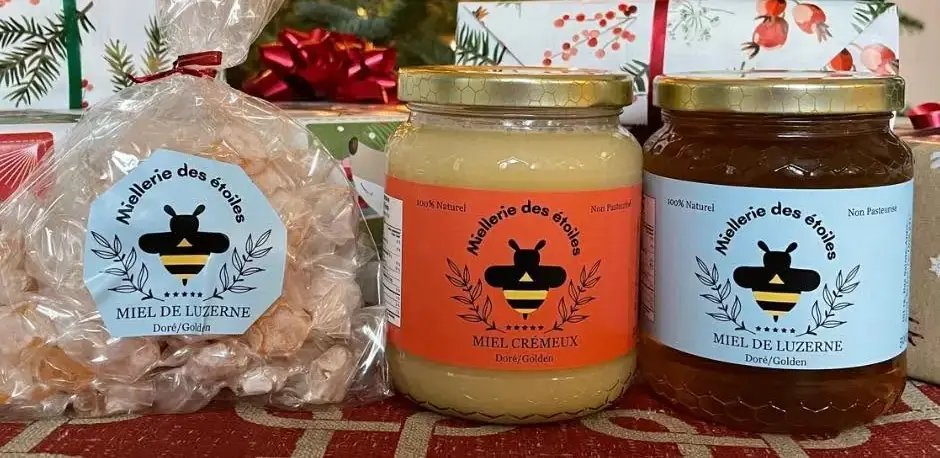 Un sac de bonbons au miel et deux pots étiquetés : miel crémeux et miel de luzerne